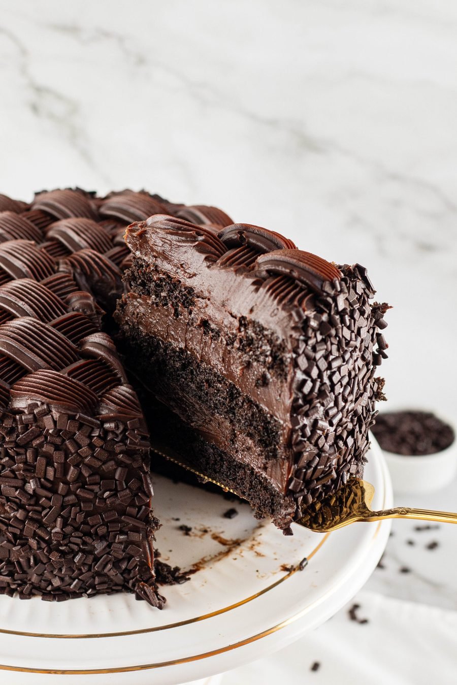 Fatia de bolo de chocolate decorada