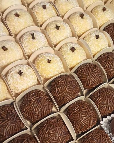 Brigadeiros e beijinhos de festa