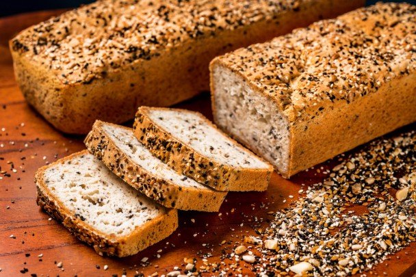 Pão integral fatiado com sementes